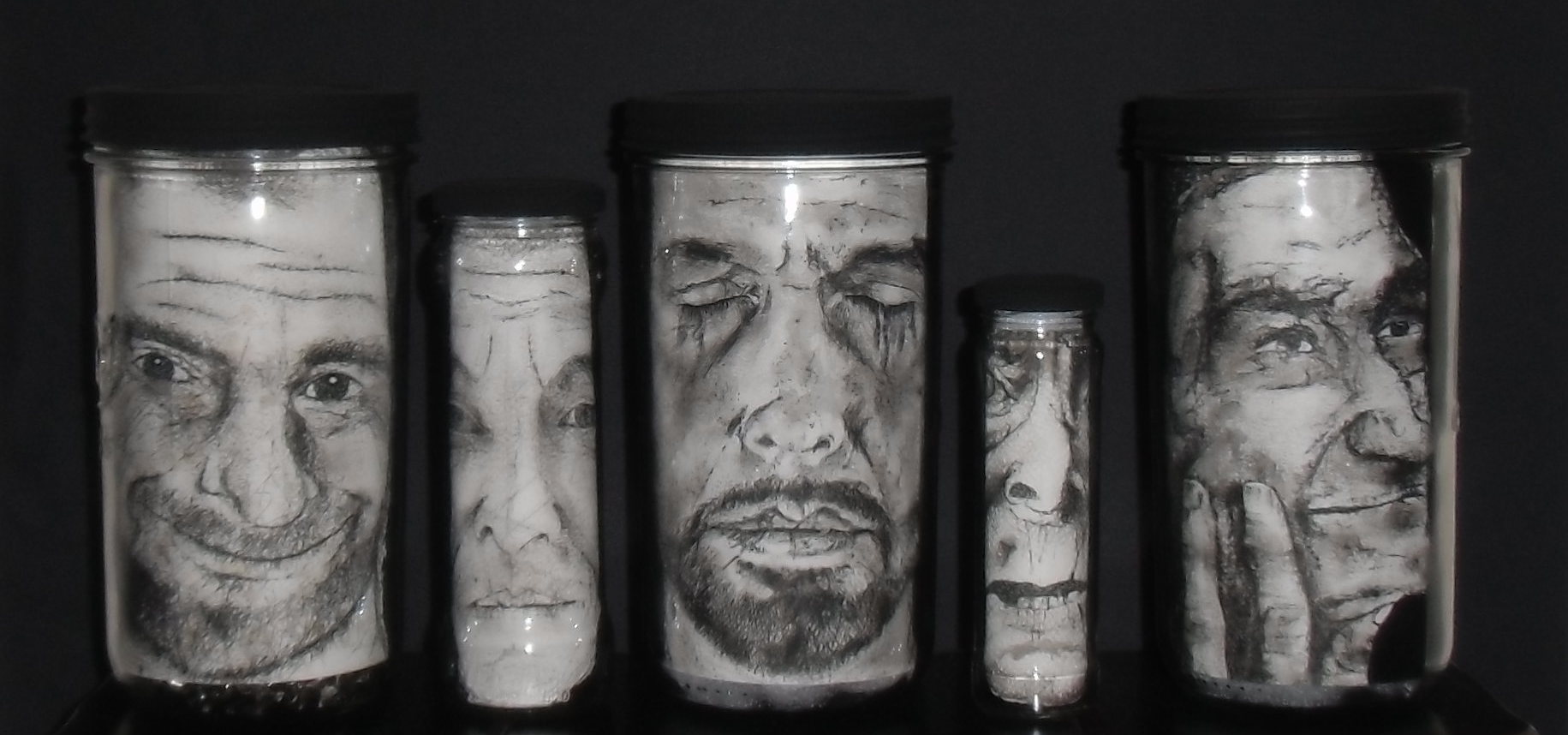 bocaux avec visages sur papier à l'intérieur, noir et blanc