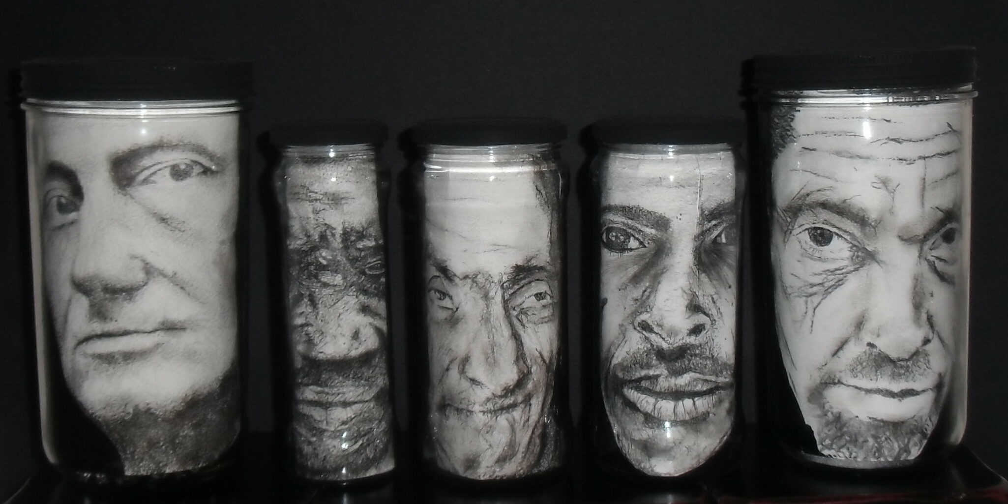 bocaux avec visages sur papier à l'intérieur, noir et blanc