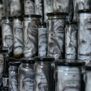 boites de conserves avec croquis de visages à l'intérieur